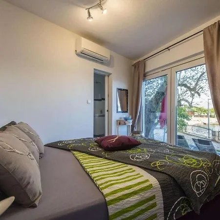 Maslenica Comfortable فندق زادار
